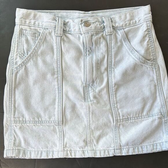 Levi's Women's Size 27 Light Wash Carpenter Mini‎ Skirt Oversized Pockets - Picture 1 of 11
